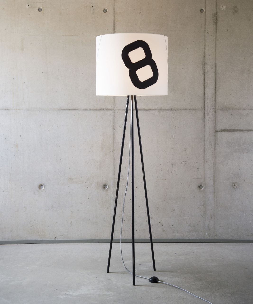 steheleuchte-tripod-heimathafen-mit-textilkabel-schwarz