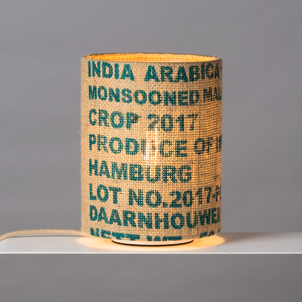 Tischleuchte mit fetter blauer Schrift