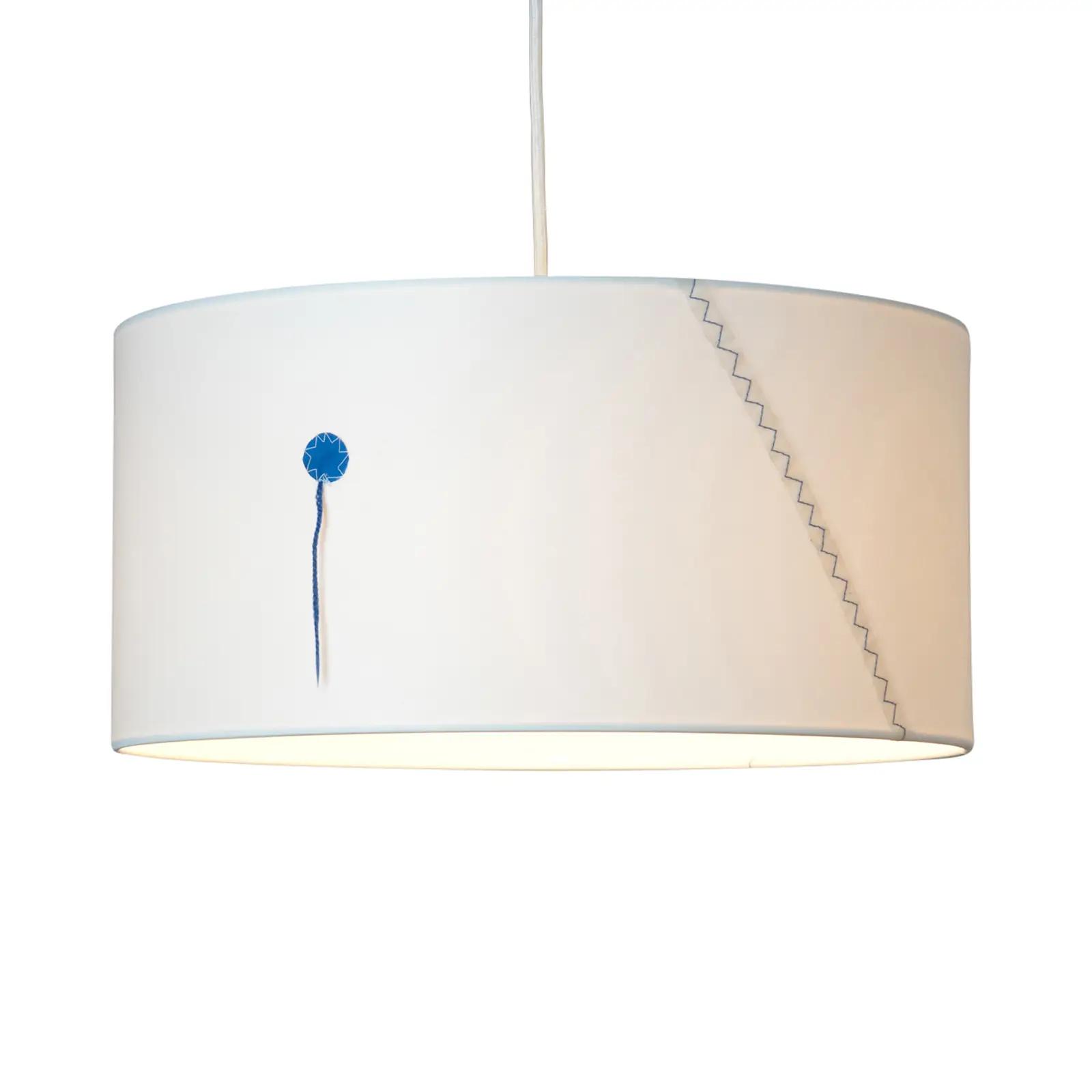 Weisse Pendelleuchte Segel blaues Windfähnchen